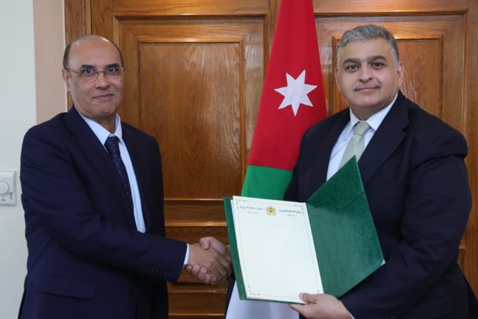 السفير الملكي في الأردن يسلم النسخة الأصلية لأوراق اعتماده إلى